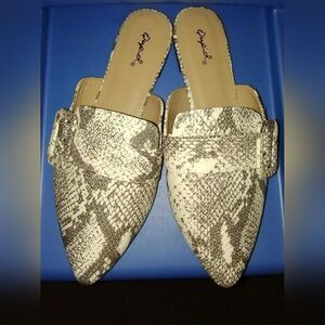 Snakeskin Cream Color Slides.. New/ Size 10